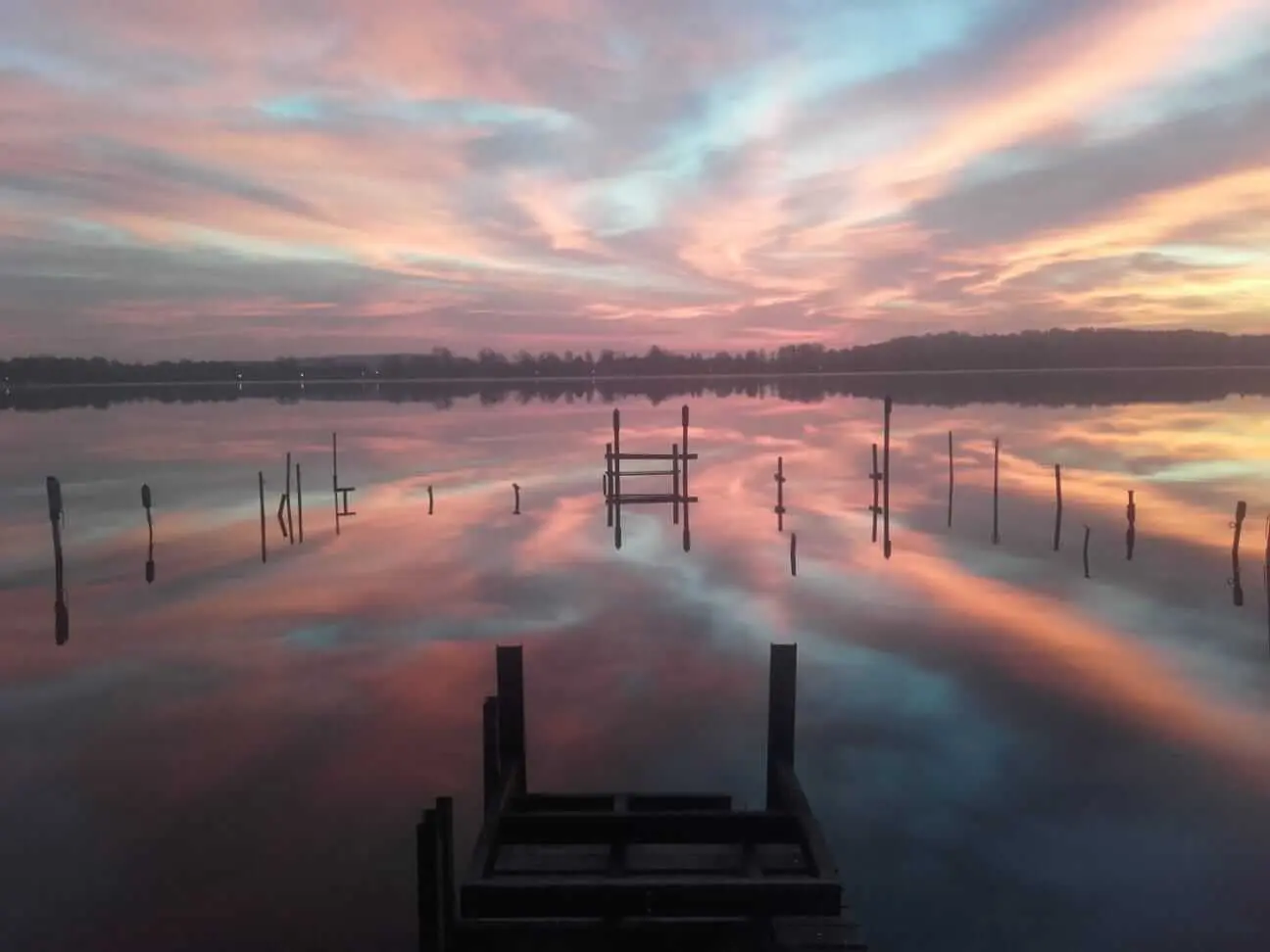 Blick auf den Schwielochsee bei rotem Himmel.