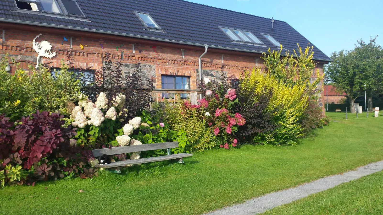 Außenansicht mit Gartenbank Ferienhaus Lanto