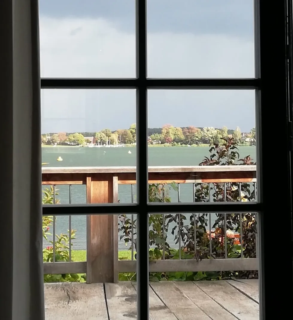 Blick aus dem Fenster der Ferienwohnung auf den See